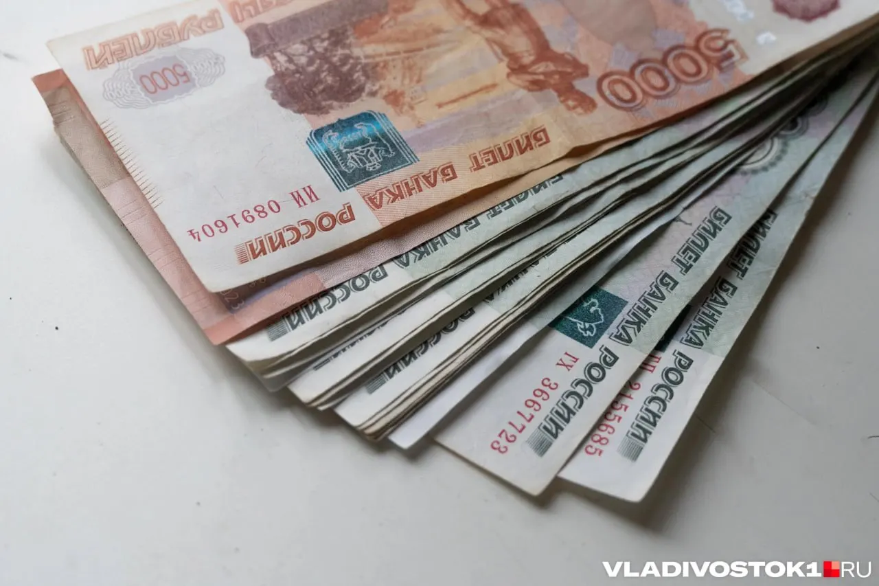 Фигуранты фиктивно трудоустраивали 11 граждан за деньги, вносили в табели учёта рабочего времени ложную информацию и присваивали себе заработную плату, что привело к ущербу свыше 11 млн рублей; им назначено три года колонии общего режима и штрафы — приговор пока не вступил в силу.