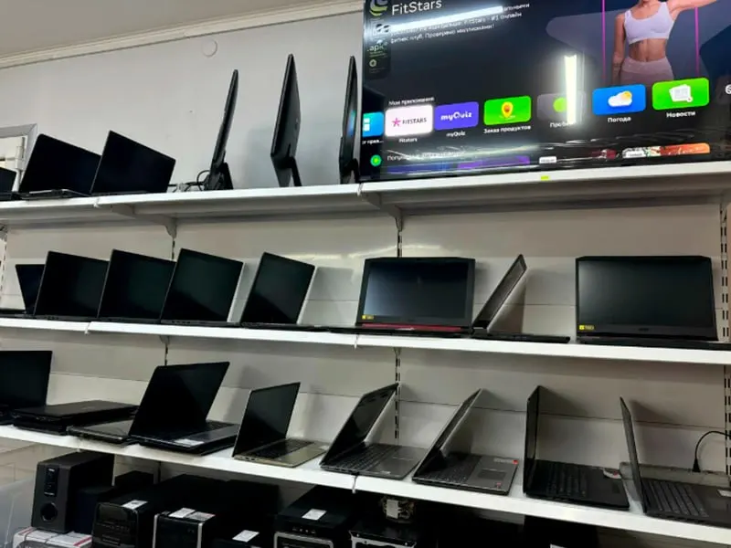 Импорт ноутбуков Dell, HP и Apple снизился примерно на 10%, цены поднялись на 3–4% из‑за новых правил сертификации. По словам экспертов, новые требования требуют оформления сертификата на каждую партию, что делает небольшие поставки менее выгодными, и уже появились случаи дефицита некоторых моделей.