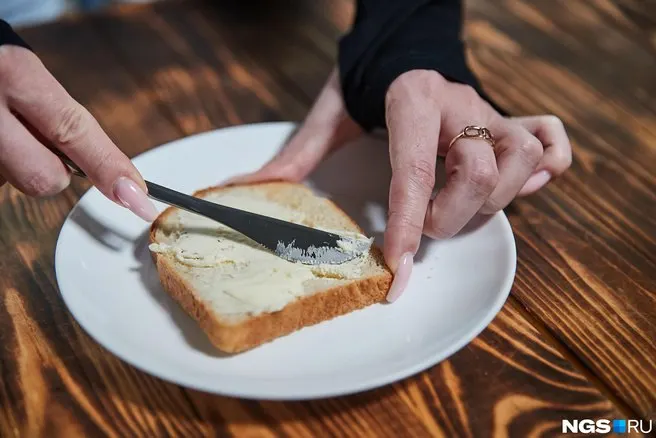 По данным регионального Россельхознадзора, образец молочной продукции не соответствовал требованиям по дрожжам и плесени; производителю вынесено предостережение и приостановлено действие декларации.