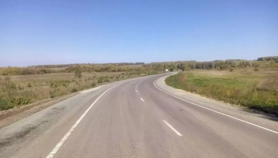 Регион распределяет средства между региональными и межмуниципальными дорогами в четыре зоны; начало работ запланировано на декабрь 2026 года, завершение — 2028 год.