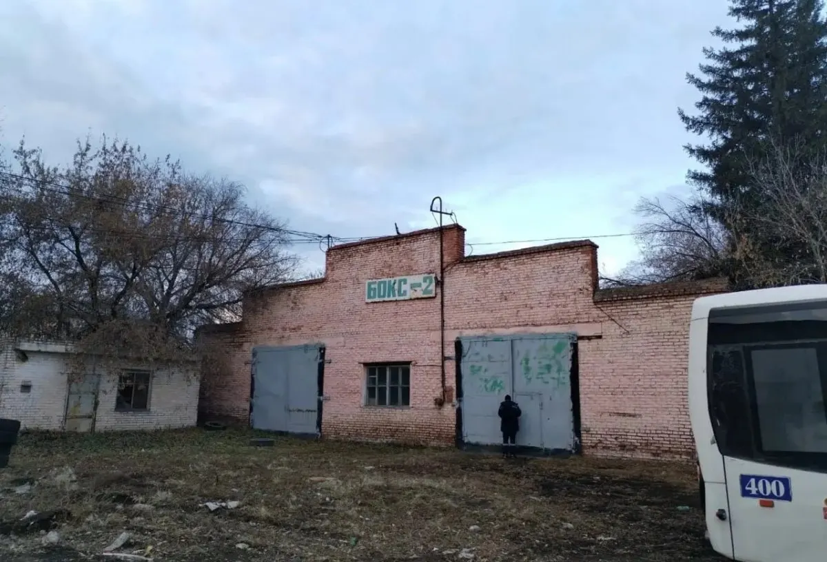 На продажу выставлен имущественный комплекс бывшего ПАТП №7: сварочно-кузовной цех, склады и земельный участок площадью 1 гектар; стоимость начинается с 40,79 млн рублей. Прием заявок открыт до 18 ноября 2026 года, торги состоятся 20 ноября.