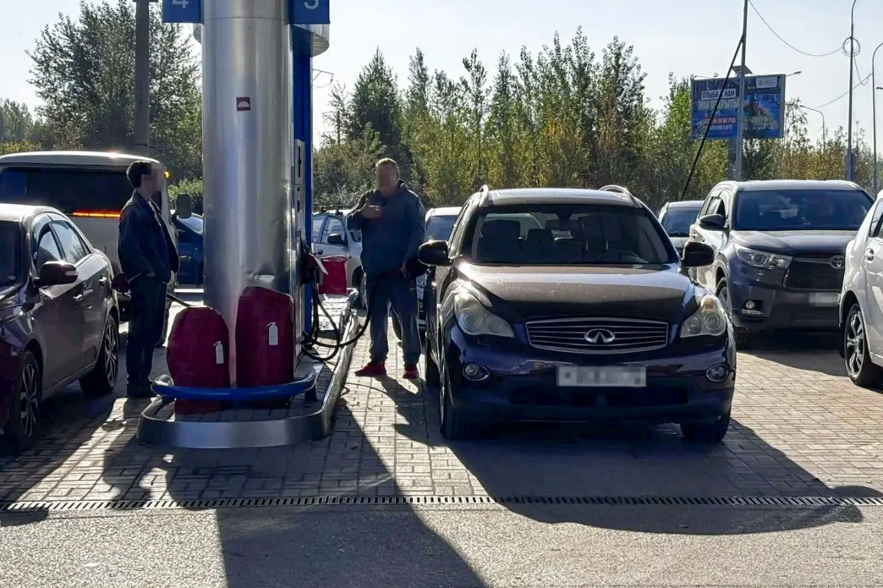 В Карелии сняты ограничения на отпуск бензина АИ‑92 на заправках. Ранее лимит отпуска топлива на АЗС был увеличен до 50 литров; для бензина АИ‑95 лимит сохраняется на уровне 30 литров; в некоторых районах он поднят до 50 литров из-за удалённости населённых пунктов.