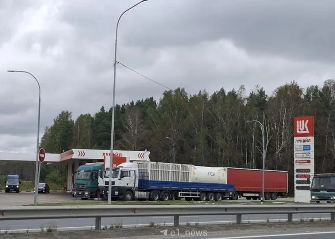 В Екатеринбурге на отдельных АЗС Лукойл отмечаются перебои с бензином: запасы ограничены дизелем и 100-м бензином, очереди пока не фиксируются.