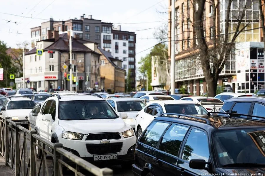 В Калининградской области за год выдача автокредитов снизилась почти на 10%, а в целом по России — на 13,3% по сравнению с прошлым годом; на рынок влияют ставки и рост цен.