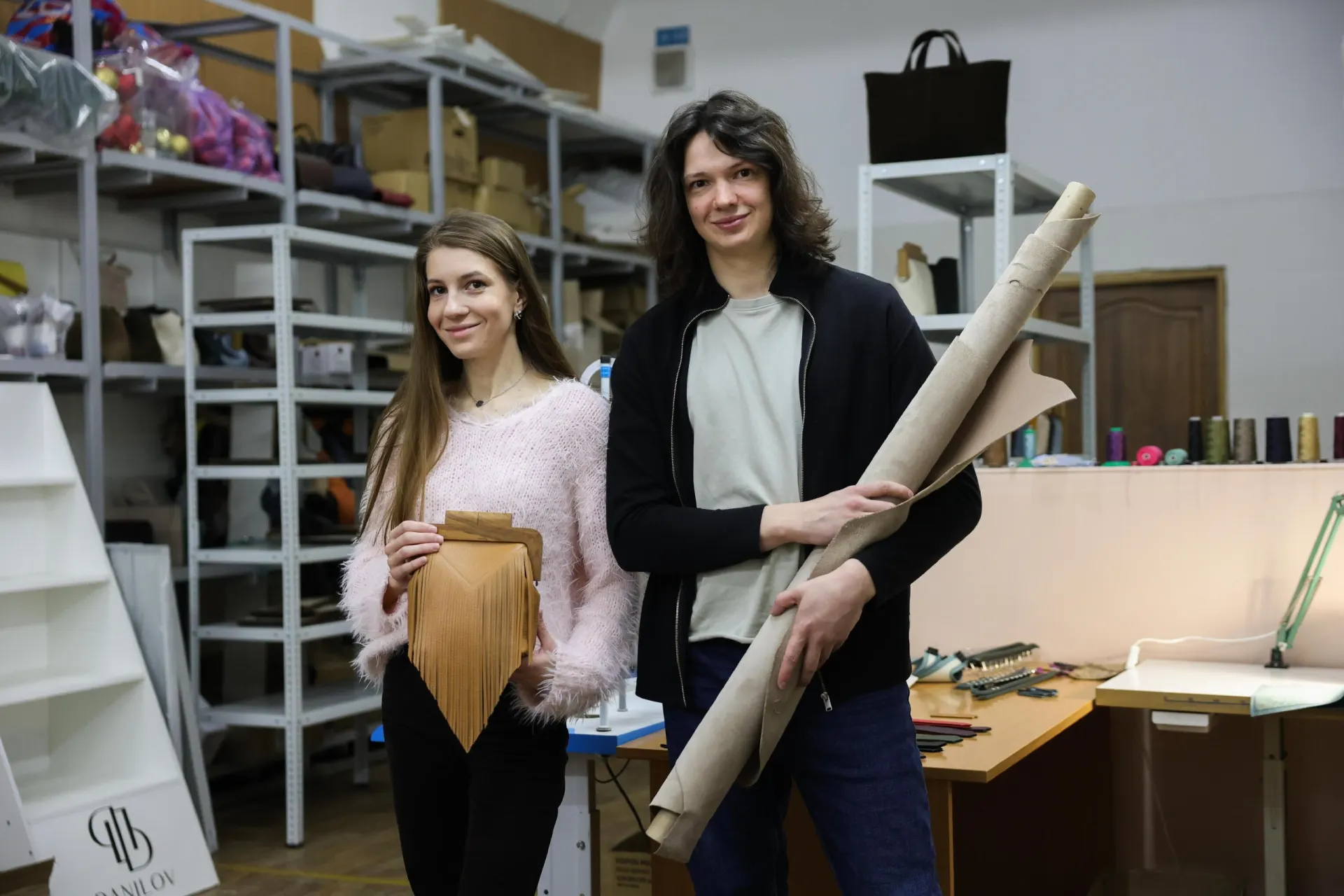 История любви, переплетенная с бизнесом, где семейный цех выпускает сумки ручной работы и выходит на зарубежные рынки.