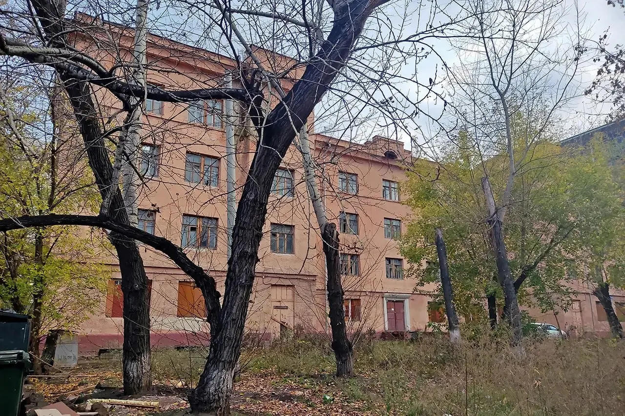Четырехэтажное здание площадью 2 200 м² и участок 2,77 тыс. м² выставлены на аукцион; общая стоимость оценивается в 50,17 млн рублей, большая часть — за землю.