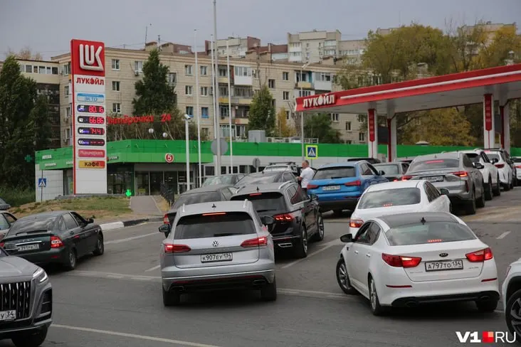 Из‑за перебоев с поставками топлива в регионе образуются длинные очереди на заправках. Граждане чаще выбирают бензин А-92, который встречается более доступен и дешевле А-95.