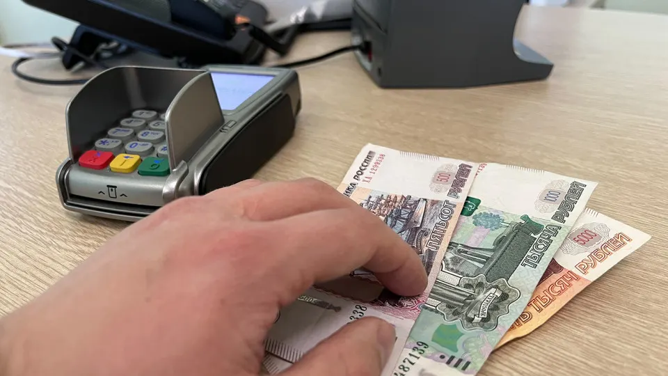 Несмотря на рост доходов, часть граждан сталкивается с дефицитом бюджета. Рост расходов домохозяйств опережает рост доходов, а сохранения распределены неравномерно.