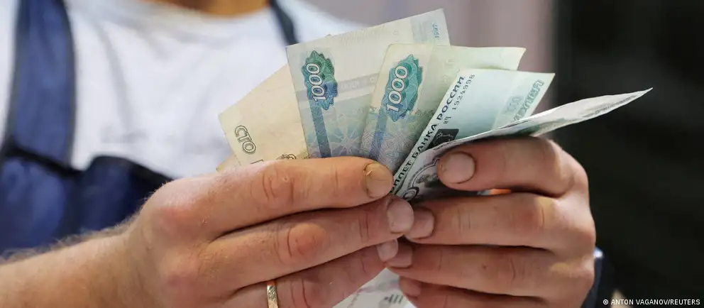 Новые правила ограничивают вывоз наличных рублей с 29 сентября 2026 года. Разбираем условия, исключения и варианты перевода средств.