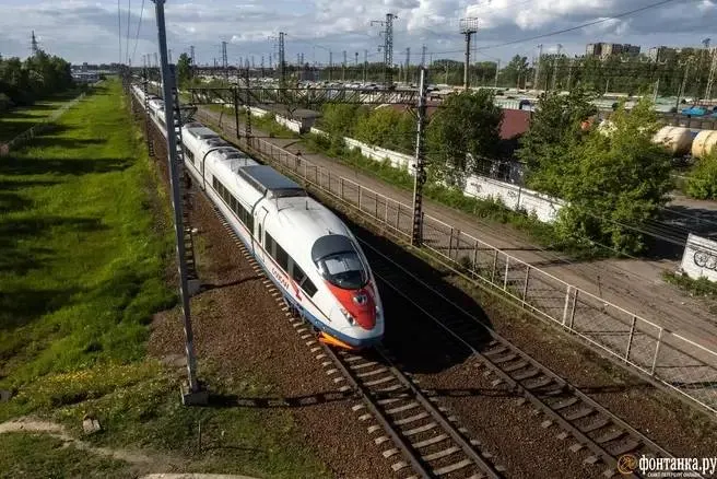 Новые планы частной сети скоростных поездов по Западной Сибири обещают очень короткое время пути, однако эксперты сомневаются в окупаемости проекта из-за высокой стоимости и ограниченного спроса.