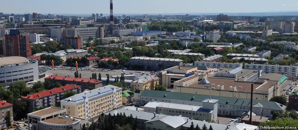 В промзоне Уфы удар беспилотников повлек за собой пожары на трёх НПЗ Башнефти. Официальные комментарии пока отсутствуют.
