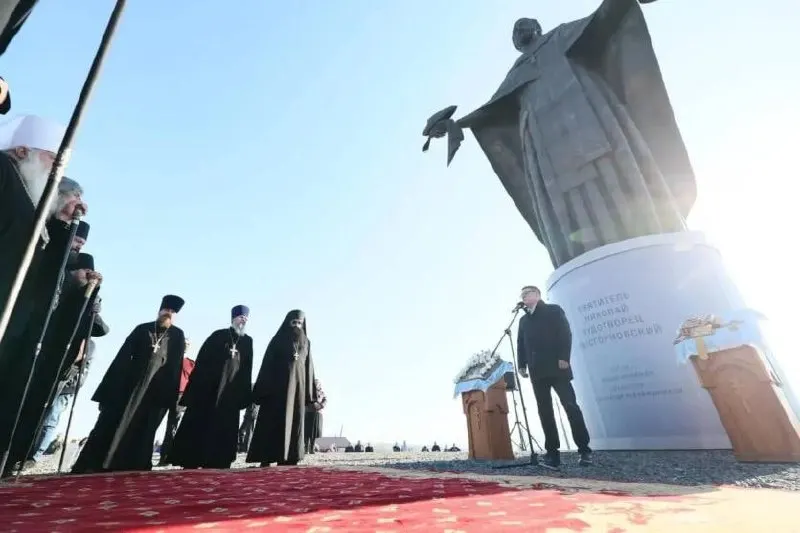 Церемония открытия памятника прошла на фоне финансовых трудностей местного предприятия и нерешённых инфраструктурных задач региона.