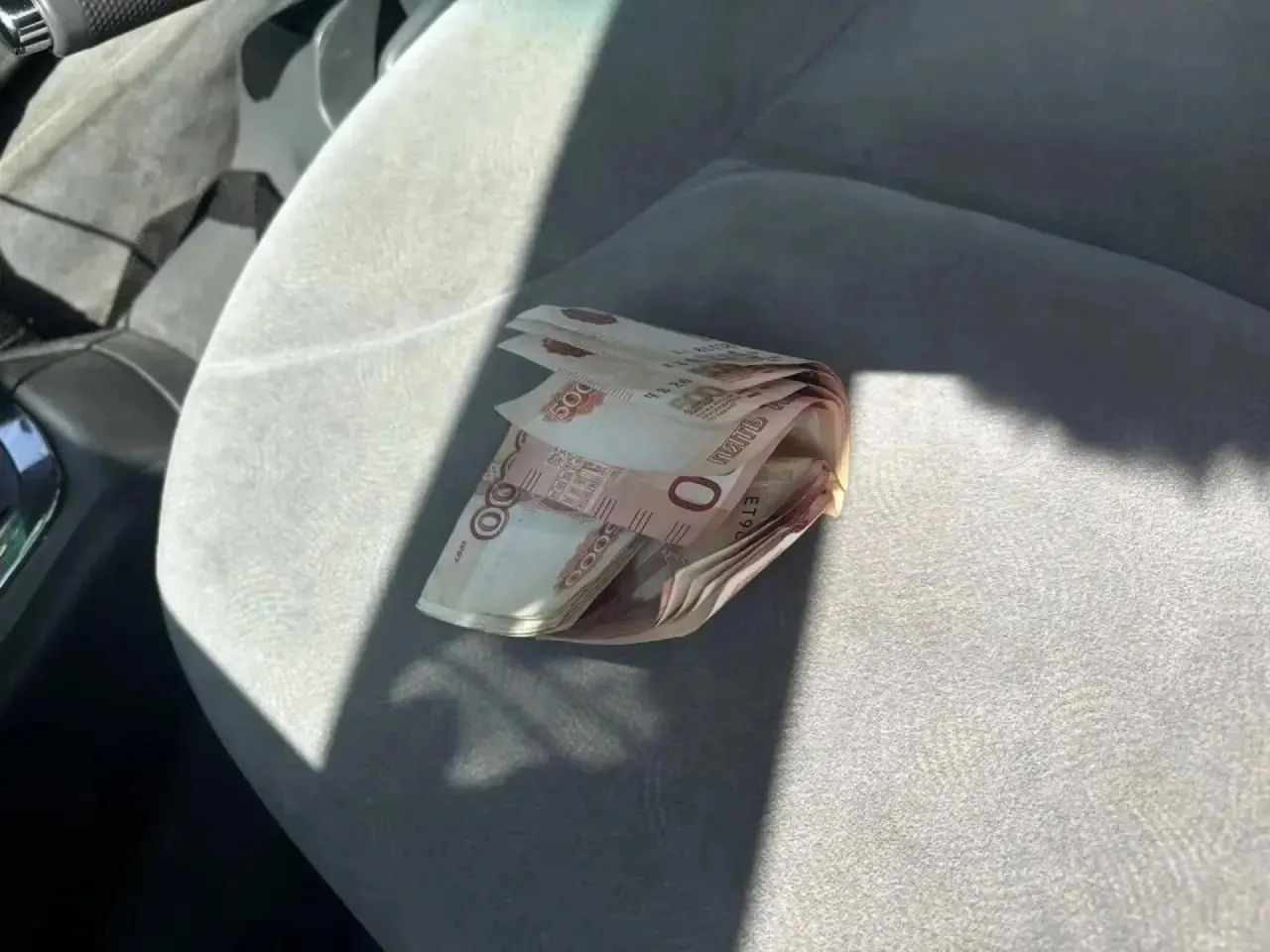 Дело касается попытки предложить взятку в размере 50 тысяч рублей инспектору Росстройконтроля за приемку некачественного ремонта набережной; контракт оценивался более чем в 490 млн рублей; обвиняемый 42 года, дело направлено в Железнодорожный районный суд.