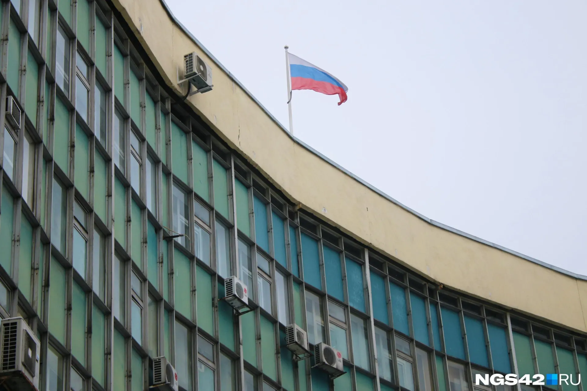 Депутаты горсовета обратились к губернатору с просьбой спасти бюджет города от краха. Без дополнительных средств город не сможет выплатить зарплаты бюджетникам, поддержать школы, транспорт и коммунальные услуги.