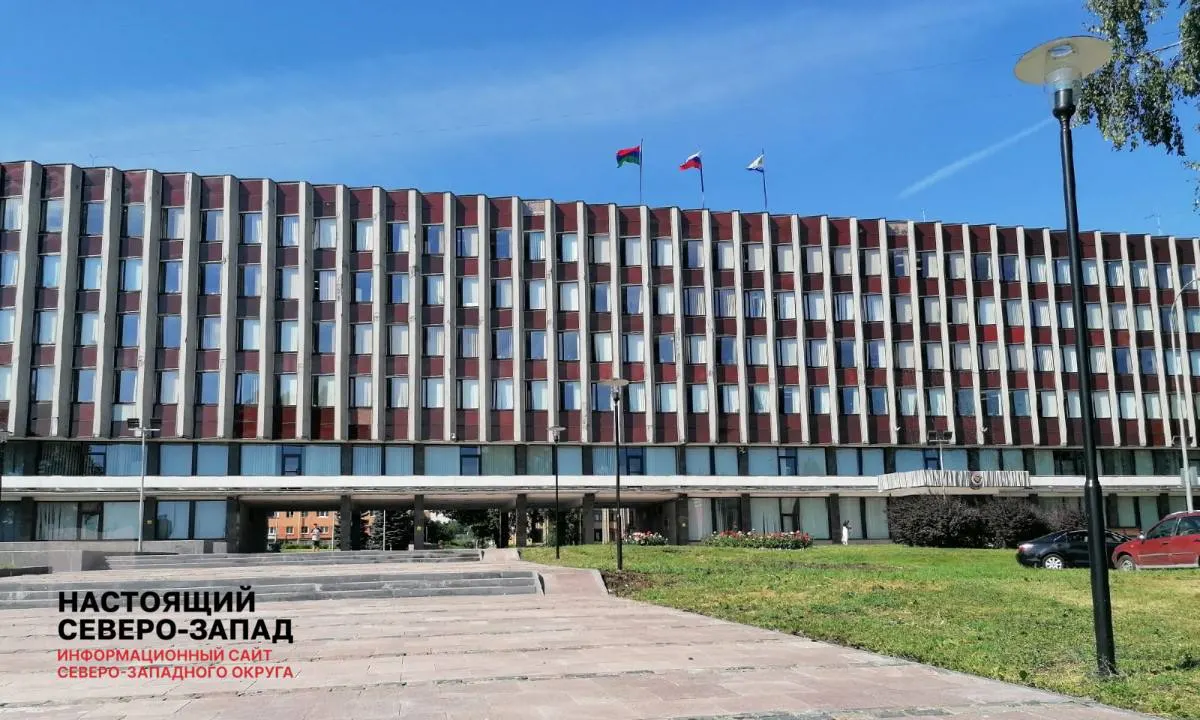 Предлагается повысить базовый оклад мэра и спикера горсовета, увеличить надбавки и премии, сохранить материальную помощь. Расходы проекта оцениваются в около 396 тысяч рублей.