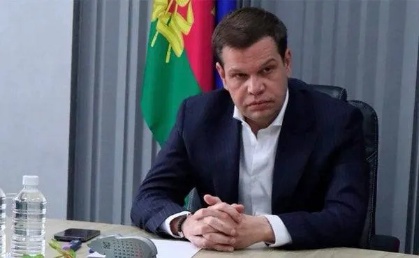 Следствие считает, что фигуранты завышали цены на ремонт дорог, ограничивали конкуренцию и выводили средства из бюджета.