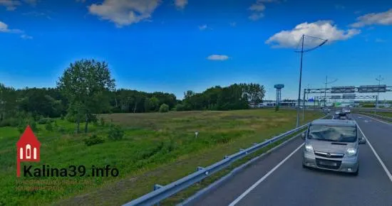 Компания получила положительное заключение по проекту торгового центра и арендует участок под Калининградом; в деле задействованы сын бывшего дорожного чиновника и руководитель подрядчика региона.
