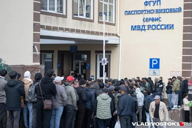 Проверка выявила операции с гражданами Кыргызстана и Узбекистана; банку вынесли четыре административных протокола и штрафы.