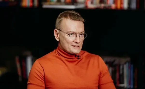 Издание под запретом не просто удаляют из витрин: для его утилизации и маркировки требуется значительный бюджет. Уже промаркированы миллионы экземпляров, нередко речь идёт о крупных расходах.
