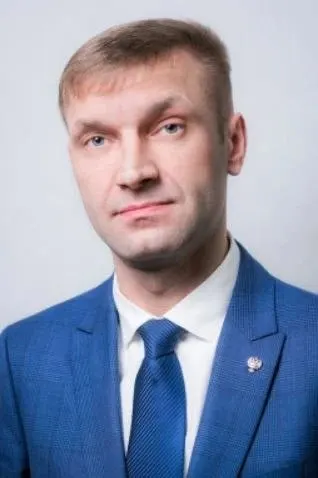По данным следствия, взятка в 12 млн рублей помогла получить контракт на ремонт дорог. Значительное имущество, закреплённое за фигурантом, превысило официальные доходы и частично оформлялось на родственников и доверенных лиц.