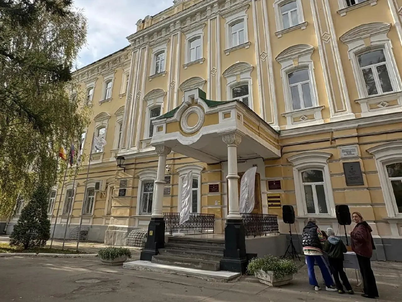 Разбираемся в причинах того, почему выпускникам региона сложно найти работу по профилю и как можно изменить ситуацию к лучшему.