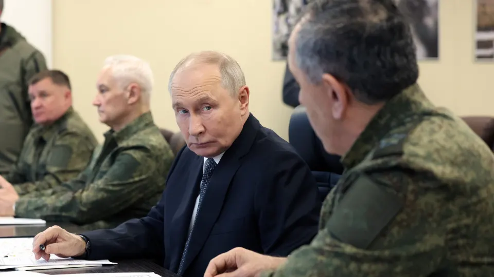 Военные траты достигнут рекордного уровня: бюджет на 2027 год предусматривает 17,1 трлн рублей на оборону, а общий дефицит может превысить 7 трлн рублей.