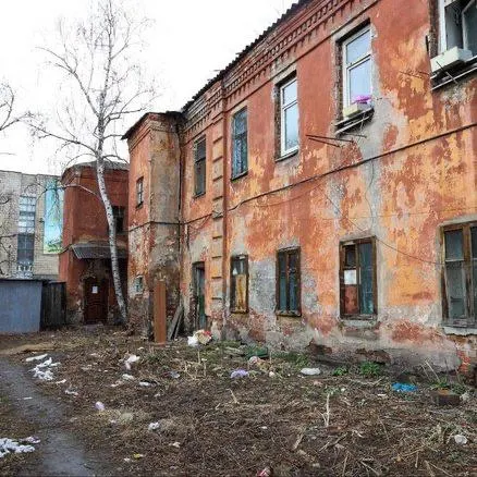 Участок на улице Ударника не нашли покупателей; здание ранее считалось памятником, но его признали аварийным и лишили охранного статуса.