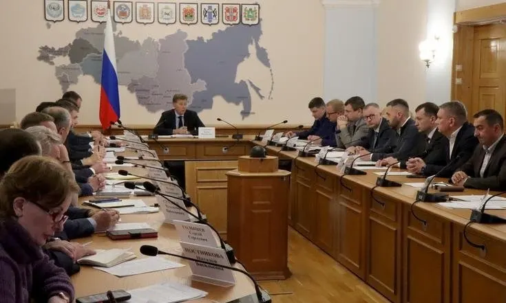 Полпредство призывает ускорить реализацию проекта по государственно-частному партнёрству в Новосибирске после замечаний о задержках, а на стройплощадках зафиксированы инциденты и возбуждены дела.
