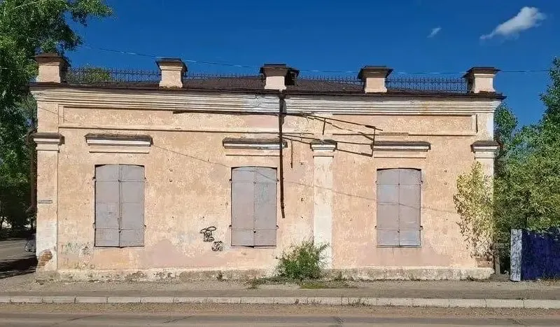 Усадьба купцов Колобовниковых, часть исторического ансамбля площади Борцов Революции, снова выходит на аукцион. Объект включает магазин, контору, два жилых дома и склады; здание расположено на улице Шилова, 2, площадь 926,6 кв.м, участок 0,14 га.