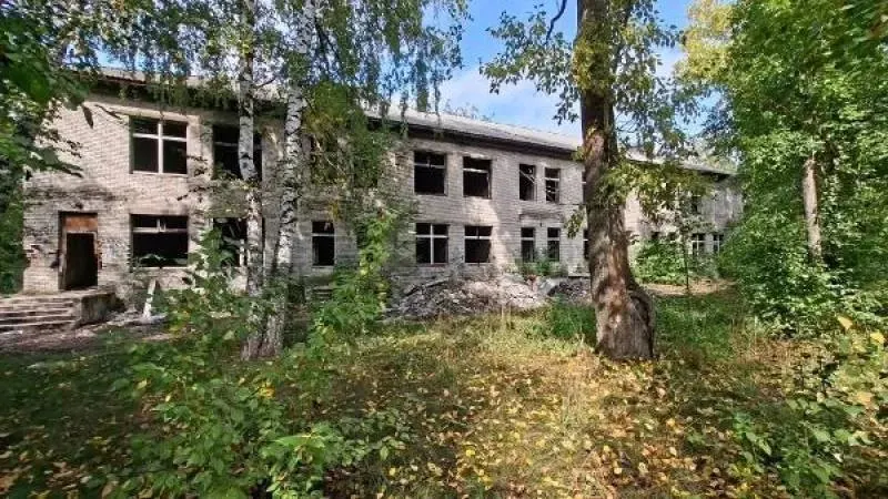 На торги выставлен заброшенный инфекционный корпус городской больницы №2 с прилегающим участком; начальная цена свыше 22,4 млн рублей, прием заявок до 22 ноября, торги — 25 ноября.