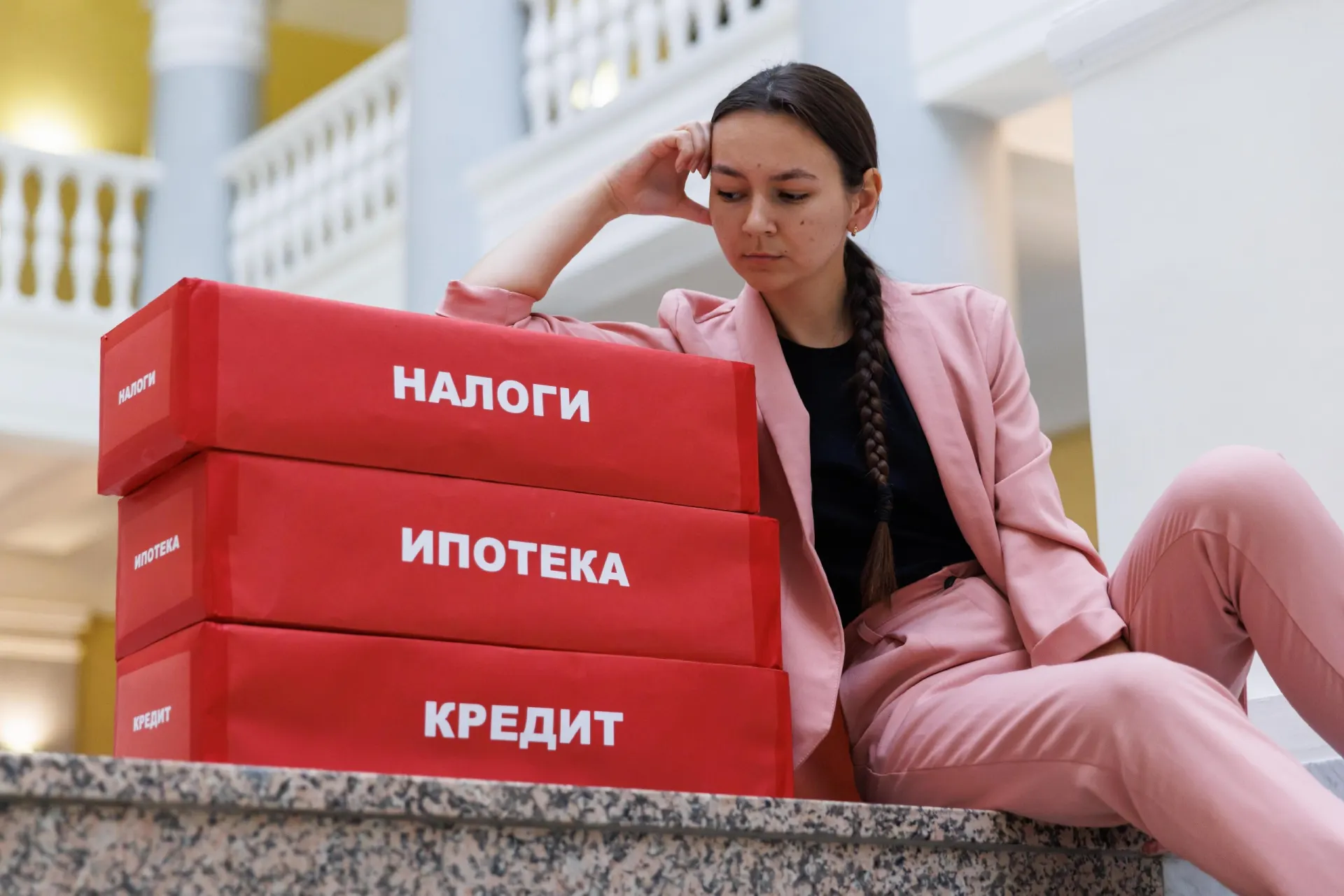 Регулятор ухудшил прогноз; ставки по кредитам, вероятно, останутся на высоком уровне дольше прежнего.