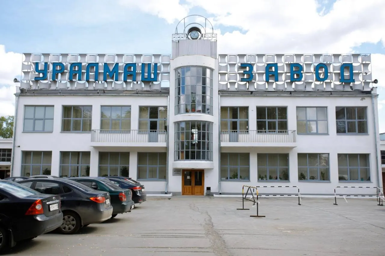 Из-за снижения количества заказов вводят неполную рабочую неделю на полгода — три рабочих дня, оплата пропорциональна отработанному времени.