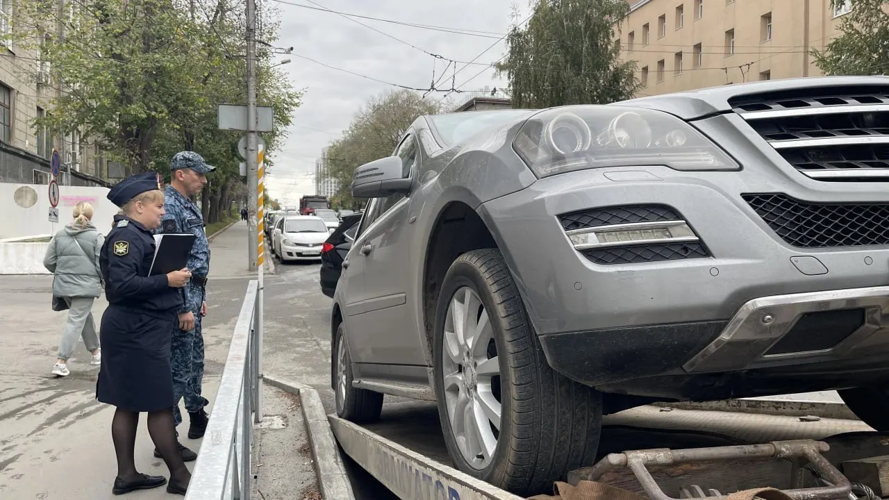 Судебные приставы нашли машину должницы возле здания ведомства; если долг не будет погашен в течение 10 дней, авто уйдет на торги.