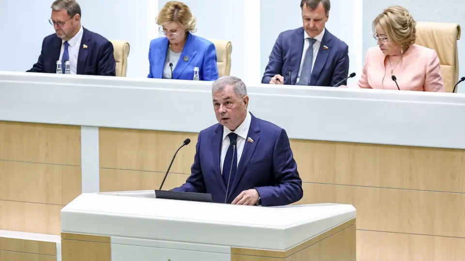 Обсуждают перераспределение пациентов в крупные медицинские центры, экономию средств на поликлиниках и контроль бюджетных расходов здравоохранения в условиях дефицита.