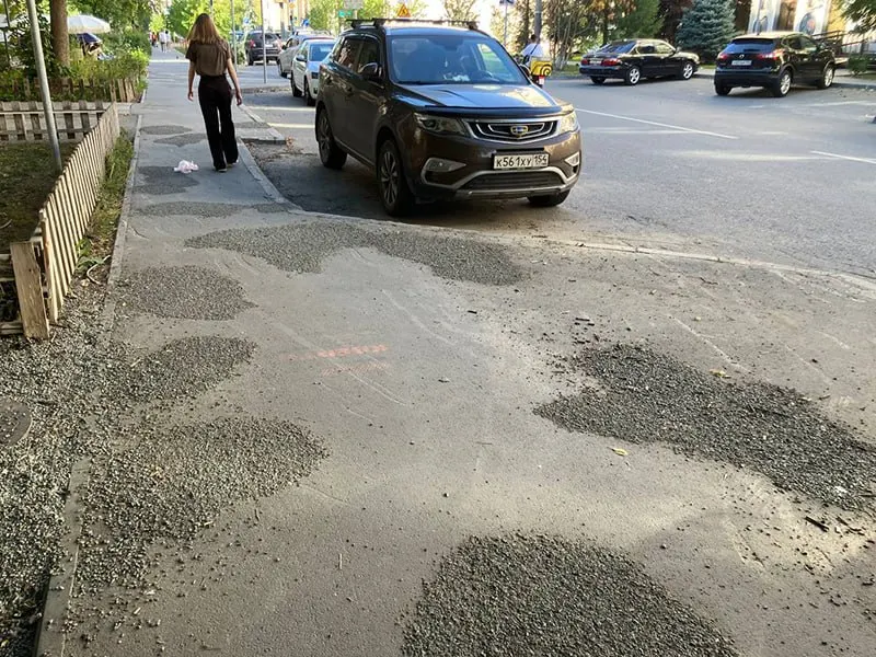 В центре Новосибирска завершилась реконструкция по нацпроекту на улице Урицкого: ямы заделали каменной крошкой. Общая сумма контракта — 253,5 млн рублей.