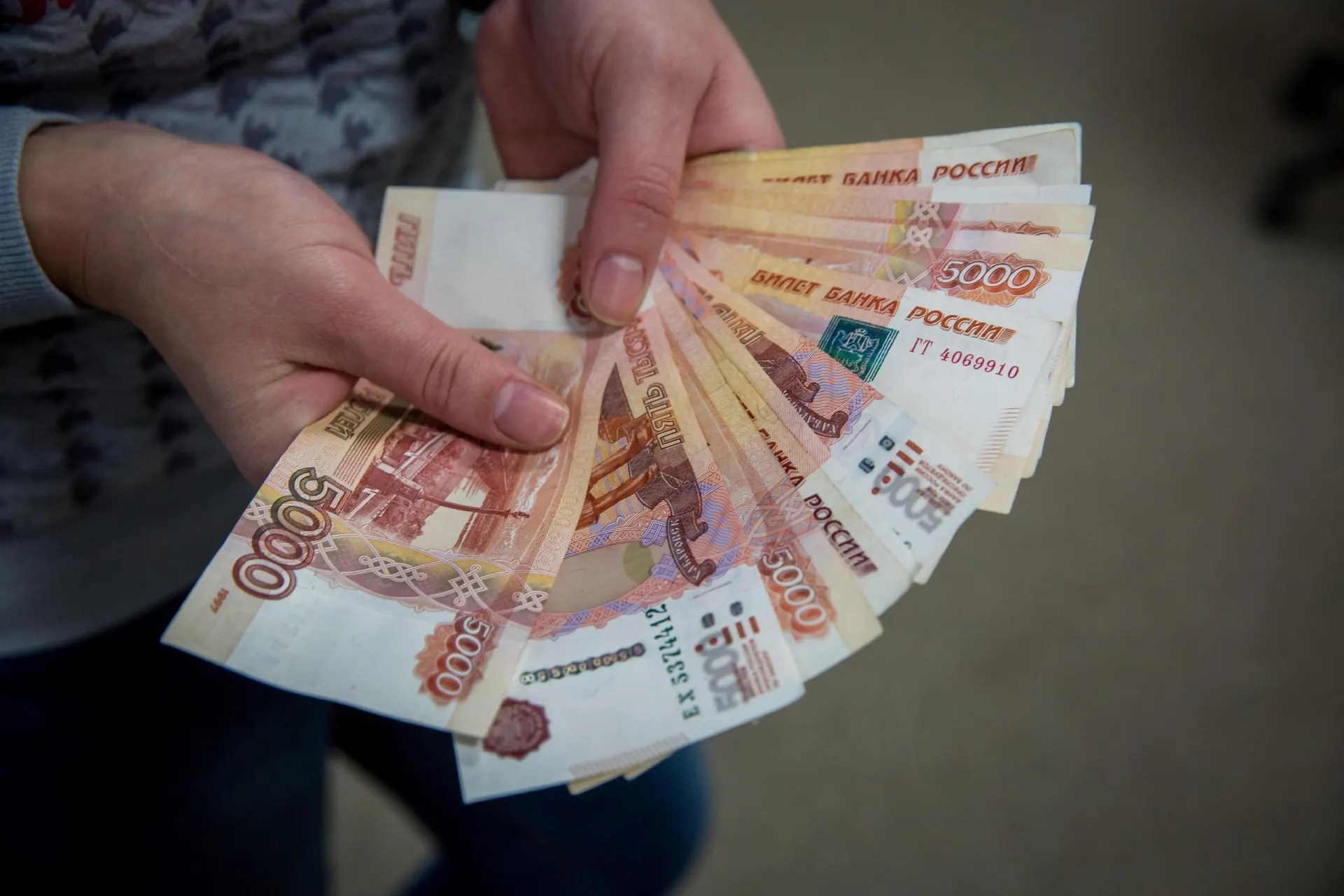 Ключевые события недели: переход к наличным расчётам, снижение вкладов и изменение цен на туристические маршруты.