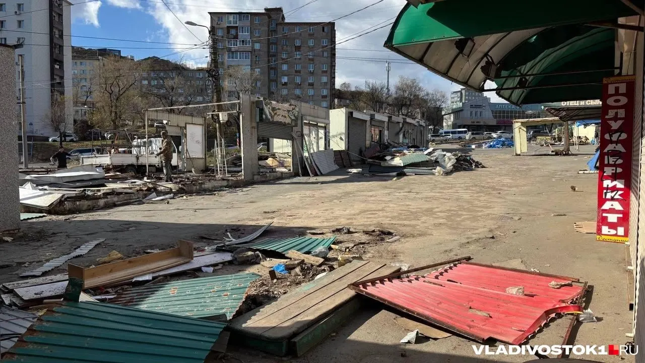 Демонтаж объектов на месте рынка сопровождается подготовкой к строительству 25‑этажного жилого дома и крытого рынка с фудкортом; часть продавцов уже переместилась на соседние площадки.