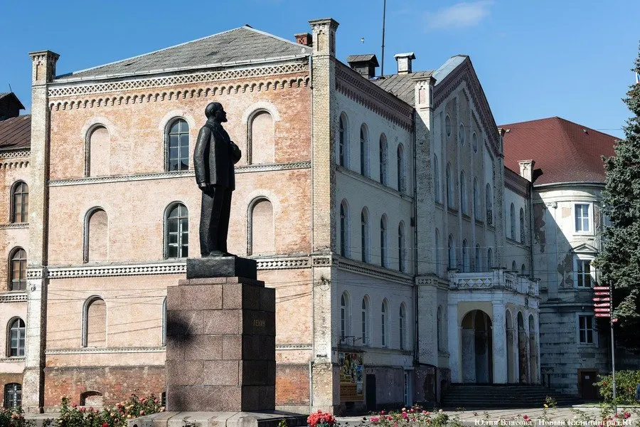 На улице Театральной в Советске снова выставили на продажу половину здания военного суда. Продавец оценивает первый этаж в 16 млн рублей, а в 2023 году весь объект продавался за 15 млн.