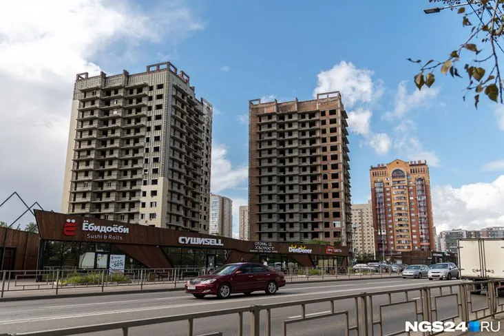 Аукцион по продаже зданий и прилегающего участка признан несостоявшимся: покупателей не нашлось; строительство началось в 2014 году и оказалось банкротом, позже другая компания продолжает достройку корпуса.