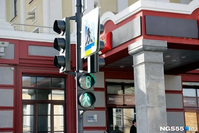 Из-за жалобы на закупку отбор подрядчика временно остановлен; контракт оценивается в примерно 430 млн рублей и предусматривает мониторинг дорог, видеонаблюдение и обновление светофоров.