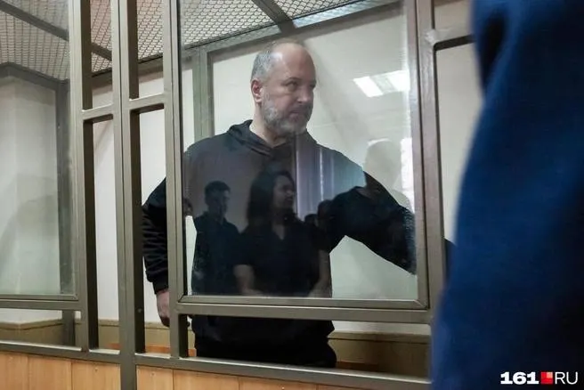 Банк подал заявления о банкротстве против бывшего чиновника и его жены. Дела зарегистрированы в арбитражном суде Ростовской области; требования — по 37,6 млн рублей с каждого.