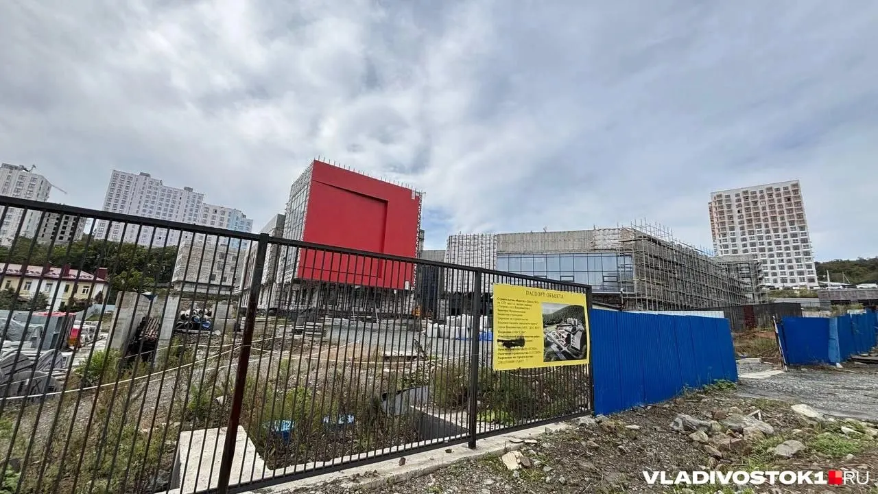 На паспорте объекта рядом со школой-долгостроем в Приморском крае скрыли сведения о подрядчике; план завершения — 2029 год, стоимость контракта — 4,17 млрд рублей.