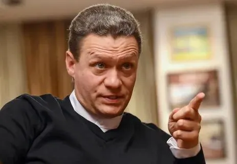 Разбор расходов на театры, дворец боевых искусств и муниципальные преференции, а также поездки членов руководства.