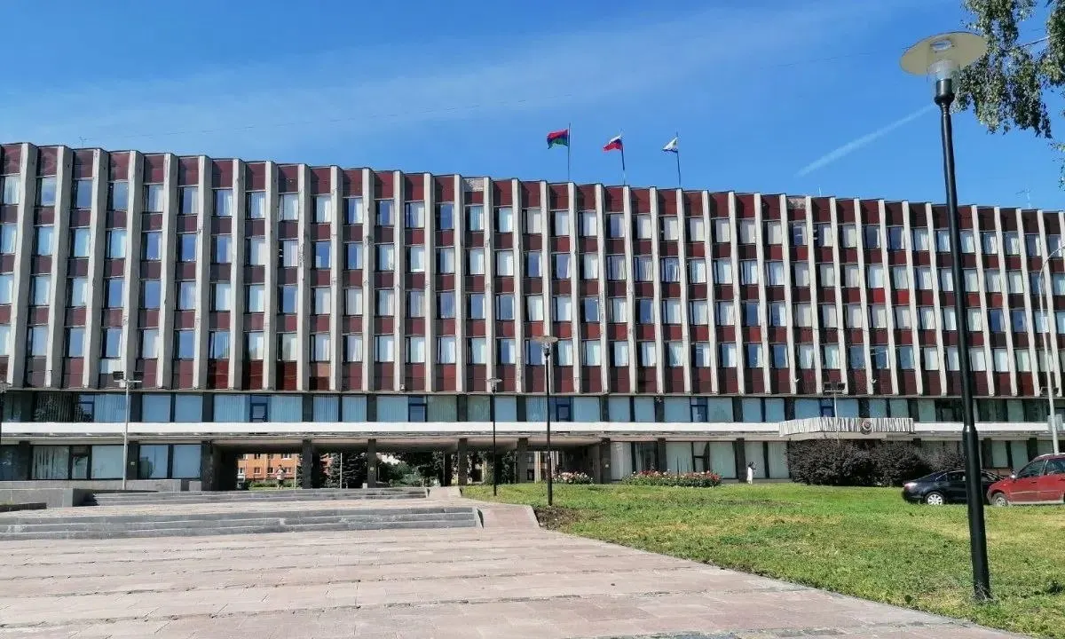 Предлагается повысить базовую часть оклада мэра и спикера горсовета и снизить стимулирующие надбавки, сохранить компенсационные выплаты и надбавки за особые условия службы; планируется привлечь дополнительные средства из городского бюджета.