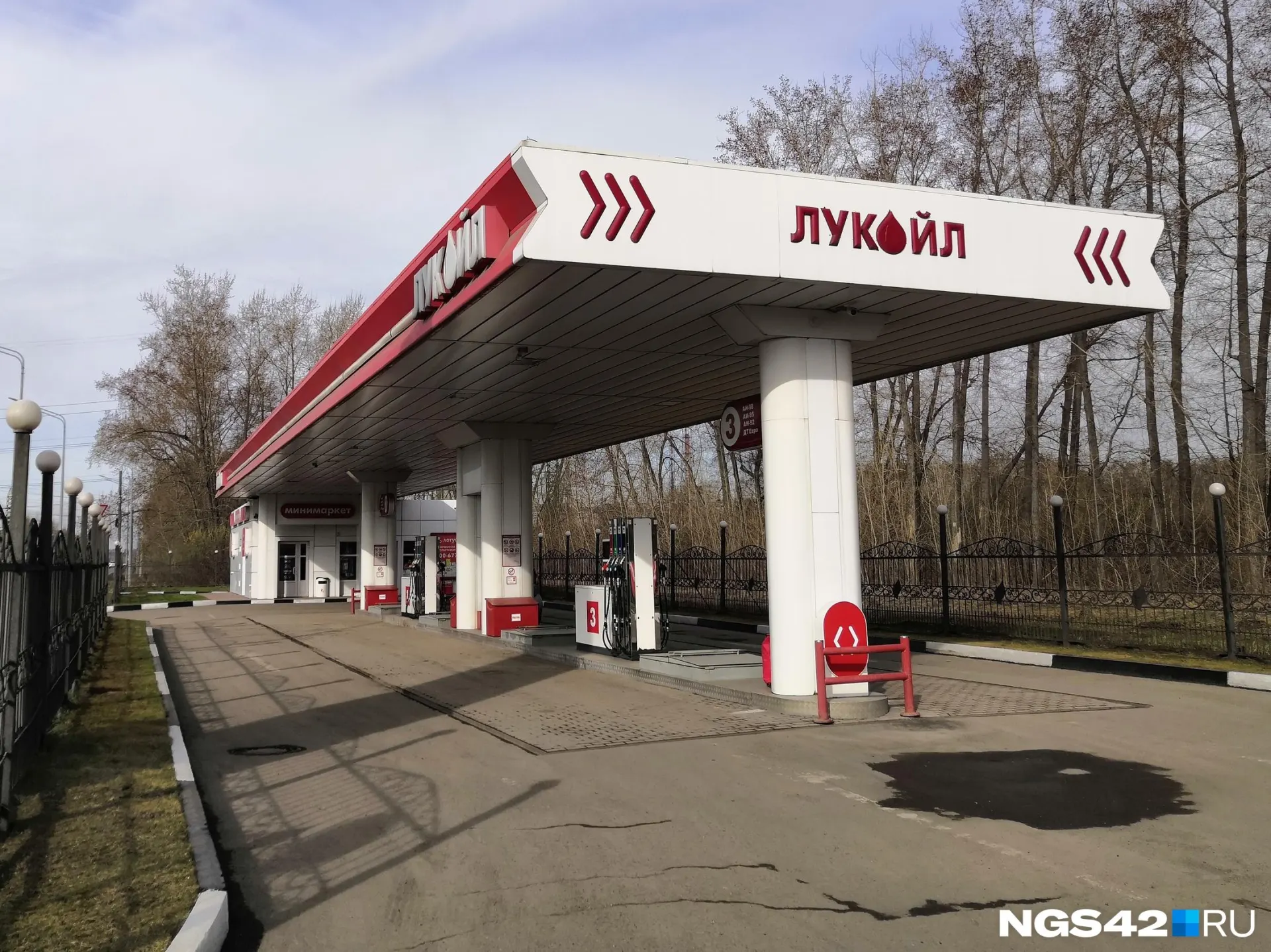 В регионе фиксируются разночтения: власти заявляют о снижении цен на некоторых АЗС, тогда как автовладельцы отмечают рост на отдельных заправках. Сравнение с официальной статистикой — в материале.