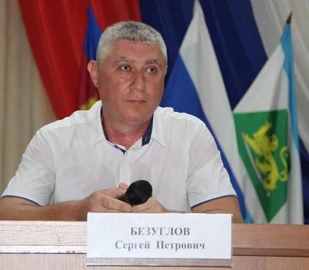 Северский районный суд Краснодарского края изъял имущество бывшего главы Смоленского сельского поселения и членов его семьи на сумму свыше 39 млн рублей, включая недвижимость, автомобили и денежные средства.