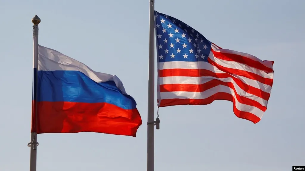 Лицензия OFAC позволяет продажу, поставку и импорт дизельного топлива российского происхождения, действующая до 7 апреля 2027 года, с ограничениями на платежи в российские структуры.