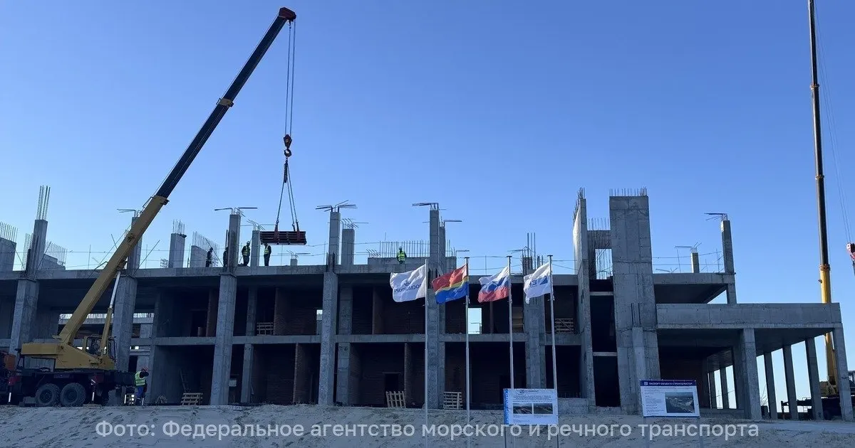 Строительство Восточного мола и сопутствующей инфраструктуры порта продолжается; ввод объекта намечен на весну 2027 года.