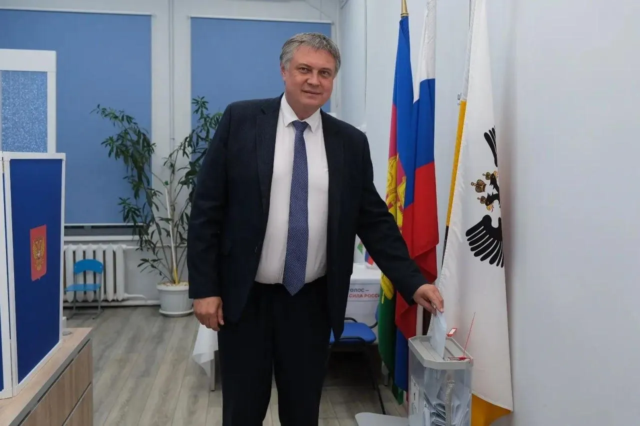 Ленинский районный суд принял иск к рассмотрению. Расследование выявило активы, зарегистрированные на близких, которые значительно превышают официальные доходы чиновника; на имущество уже наложен арест.