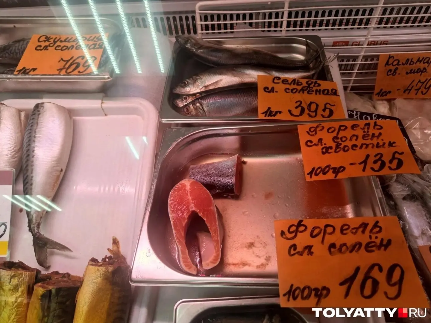 Килограмм сельди в регионе достиг 500 рублей — рост почти вдвое. Продавцы называют подорожание результатом дефицита импортной рыбы и перебоев с поставками; покупателям советуют внимательно проверять происхождение товара.